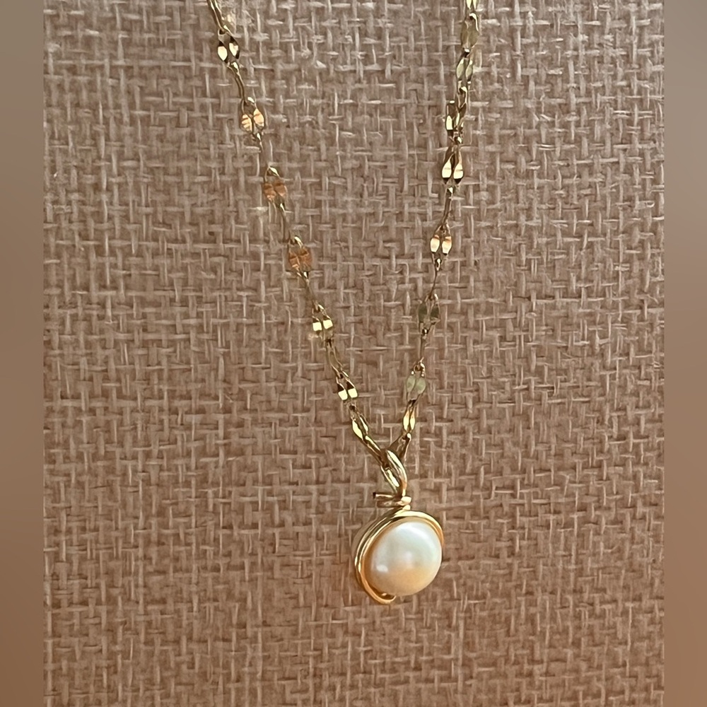 Genuine Freshwater White Pearl on 18K Gold Plated over stainless steel 17” Chain - Picture 4 of 10